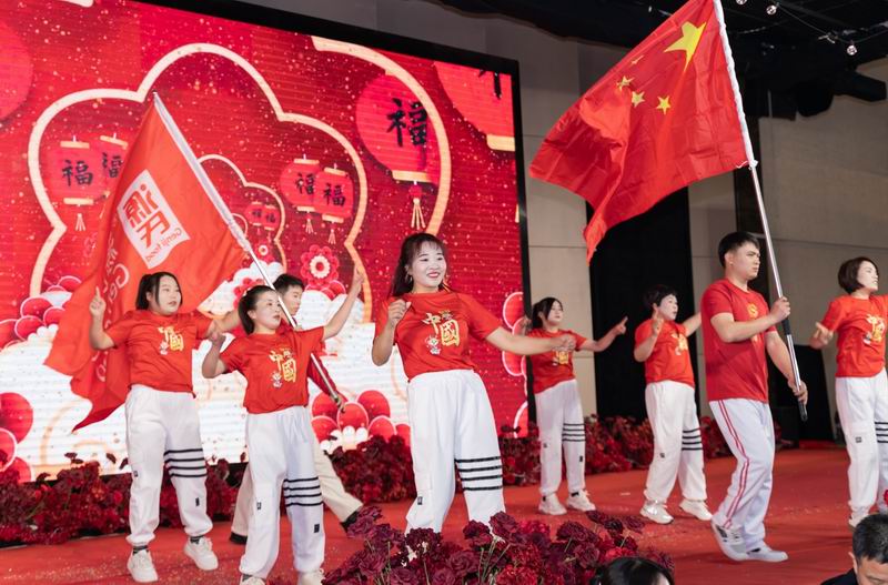 源力齐聚 万事龙兴 | 尊龙集团2023年会圆 满举行_尊龙集团