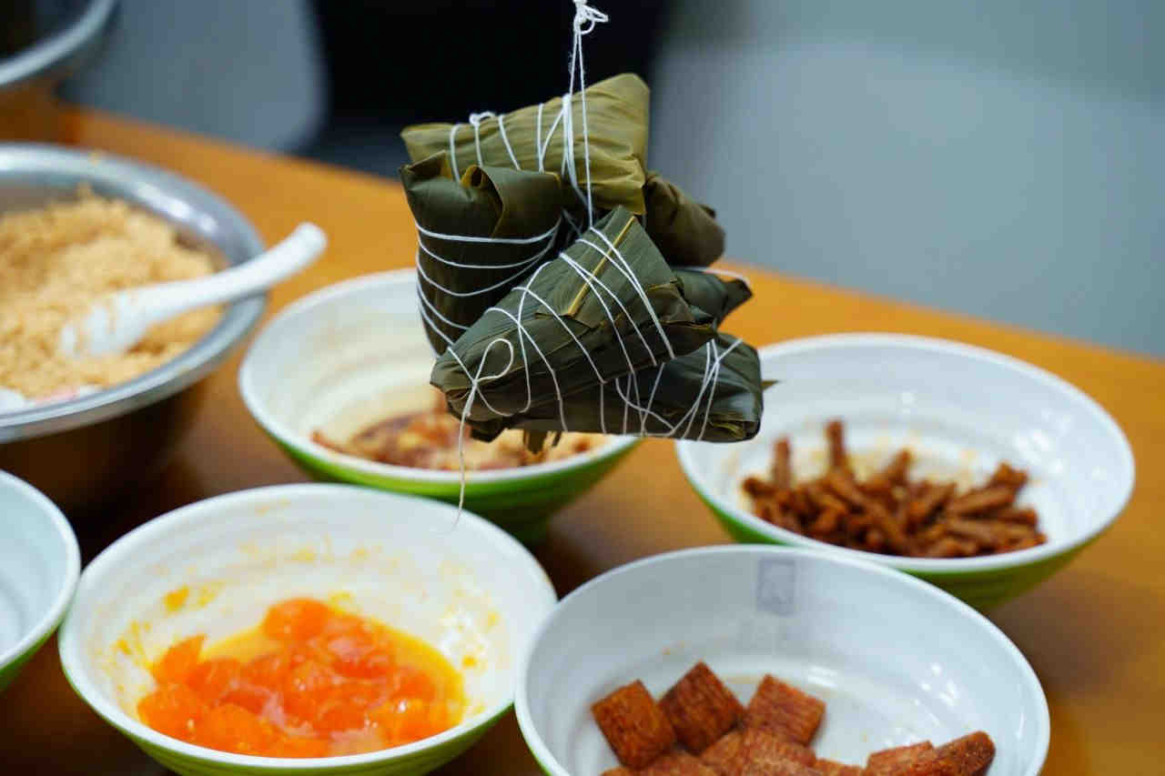 粽情端午 暖心相伴 | 公司发放端午节福利并组织DIY辣条粽活动_尊龙集团