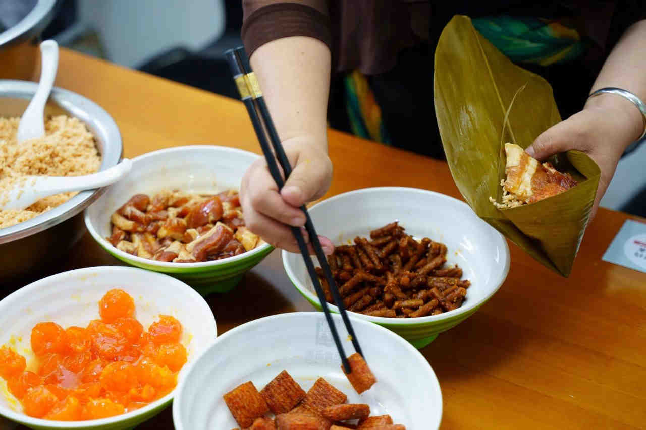 粽情端午 暖心相伴 | 公司发放端午节福利并组织DIY辣条粽活动_尊龙集团
